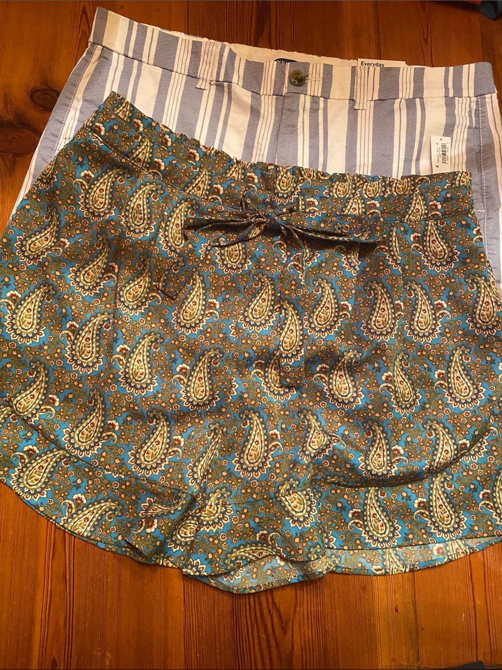 DR2 Paisley Print Blue and Tan Women's Shorts Old navy NWT lot of 2